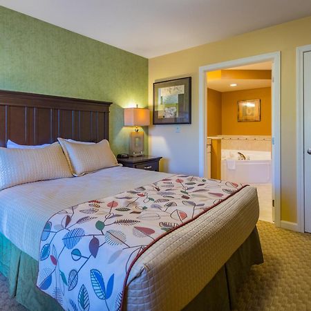 Vacation Village In The Berkshires Ганкок Екстер'єр фото A bedroom at the Grand Country Hotel