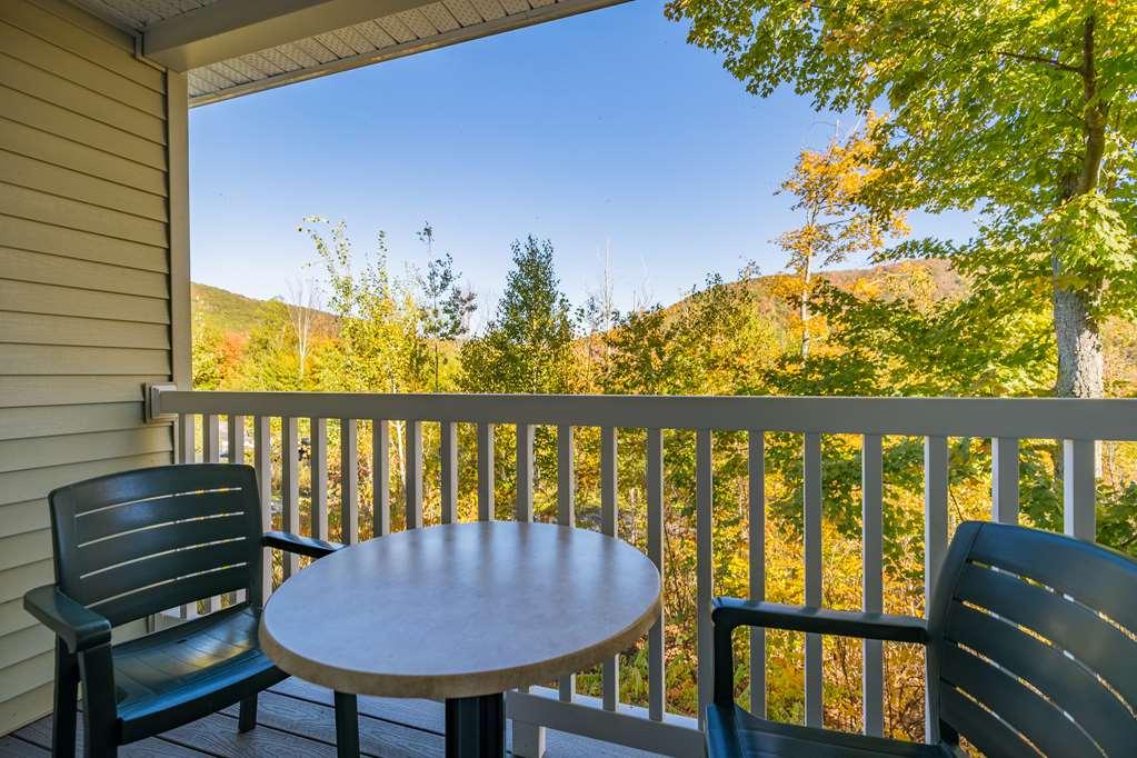 Vacation Village In The Berkshires Ганкок Номер фото A balcony at the Best Western Riverfront Hotel