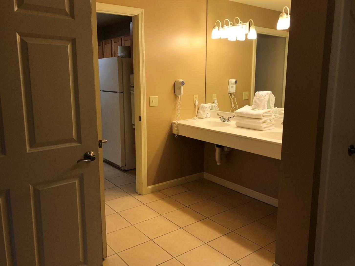 Vacation Village In The Berkshires Ганкок Номер фото A bathroom at the Inn at the Opera