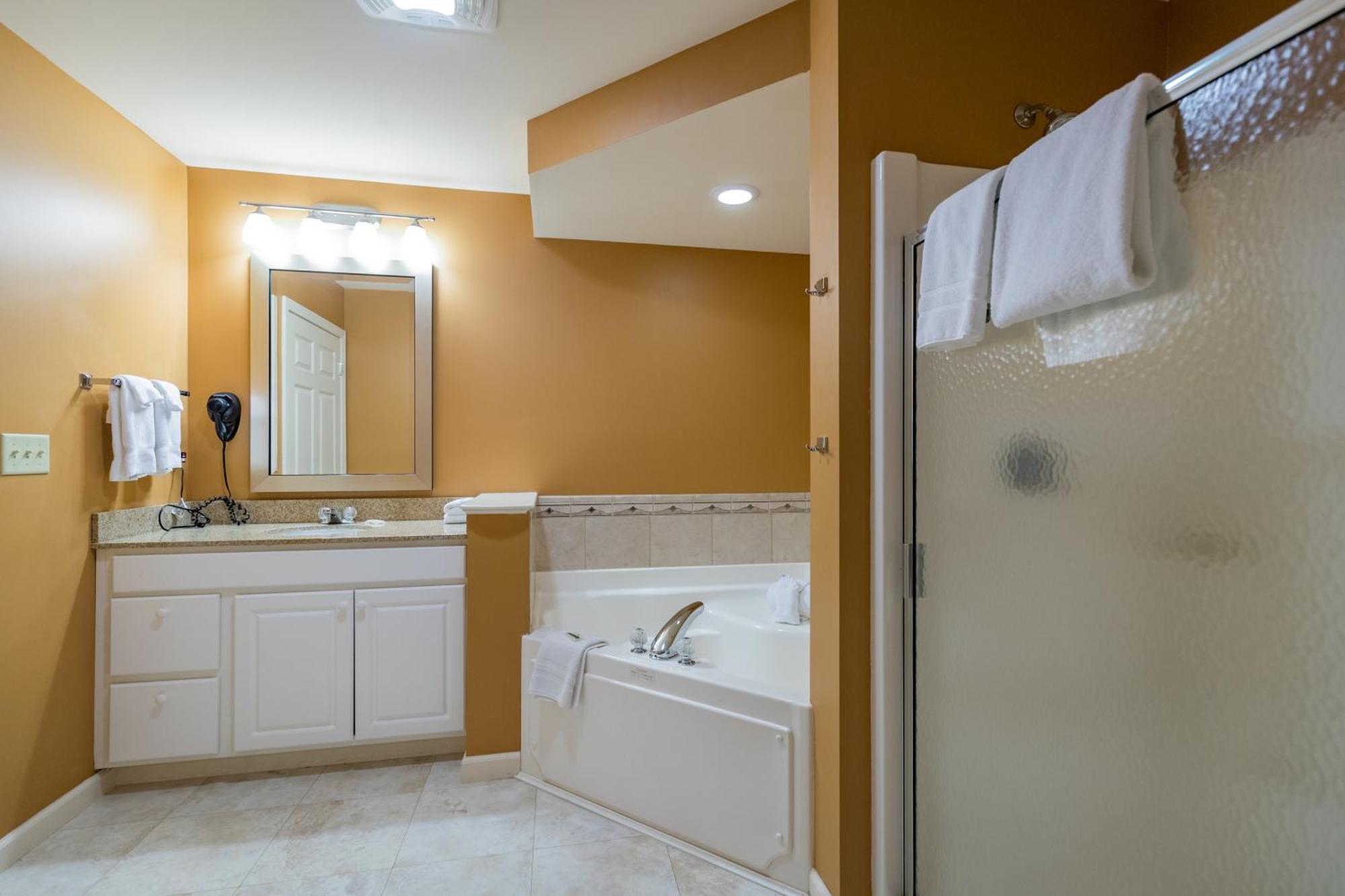 Vacation Village In The Berkshires Ганкок Екстер'єр фото A bathroom in a typical hotel room
