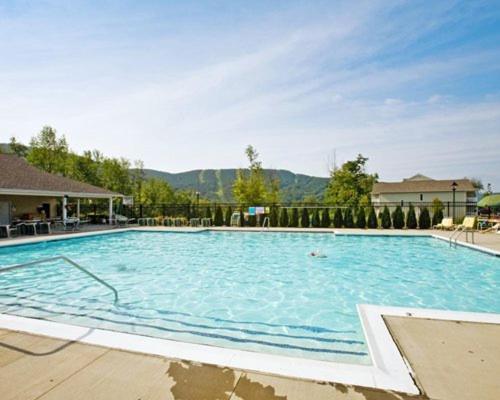 Vacation Village In The Berkshires Ганкок Екстер'єр фото The pool at the Mountain Mile