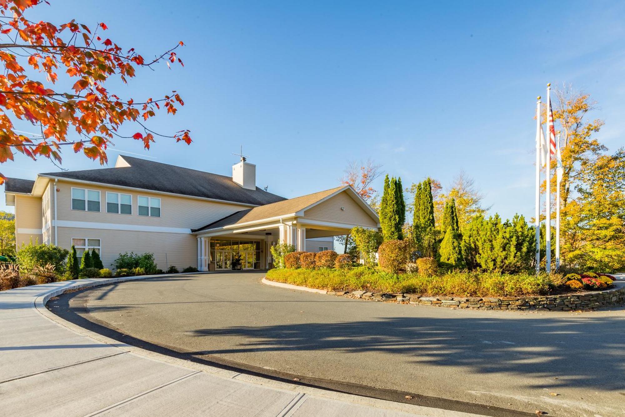 Vacation Village In The Berkshires Ганкок Екстер'єр фото The entrance to the Ramada Inn in 2014