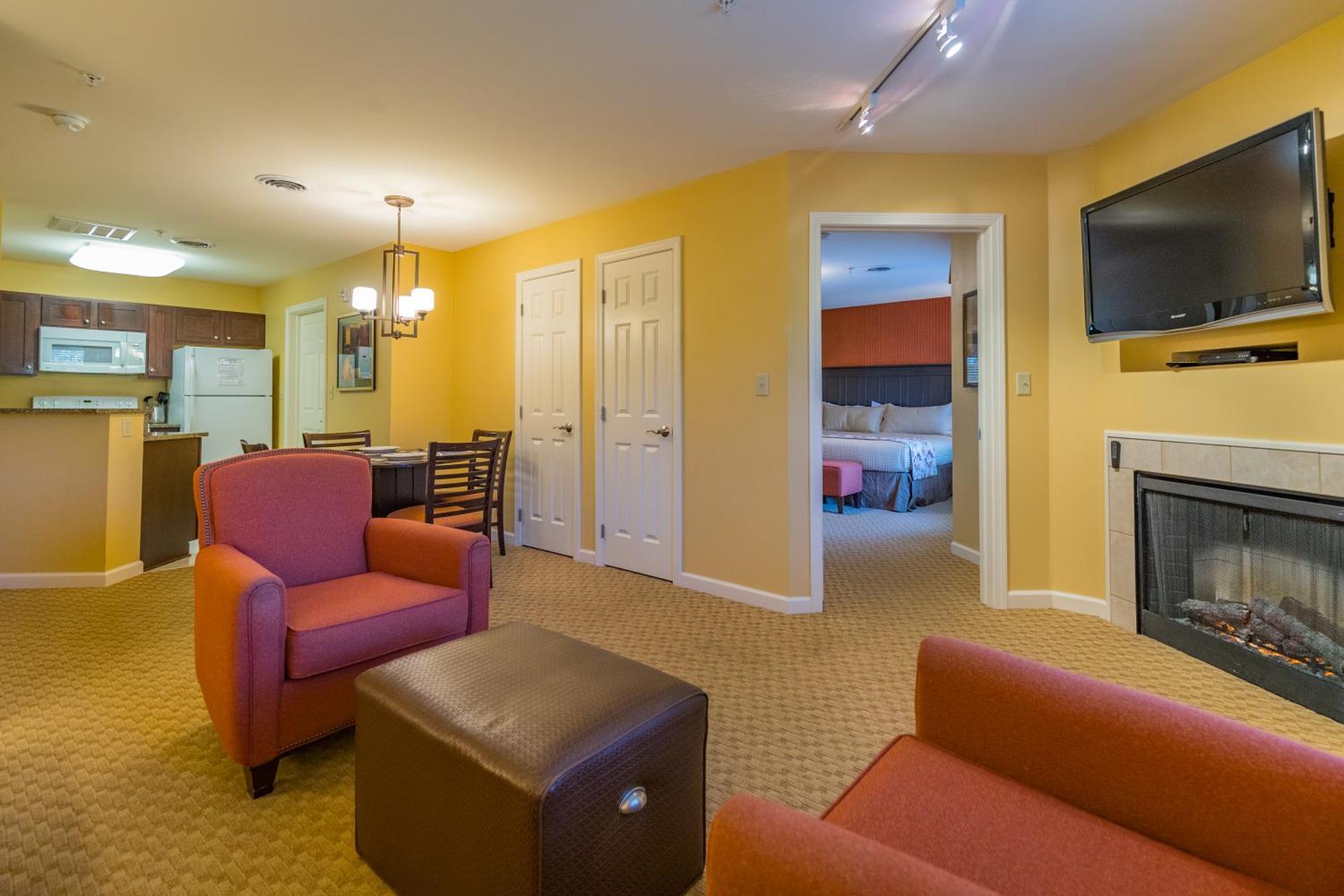 Vacation Village In The Berkshires Ганкок Екстер'єр фото Living room of a typical two-bedroom suite
