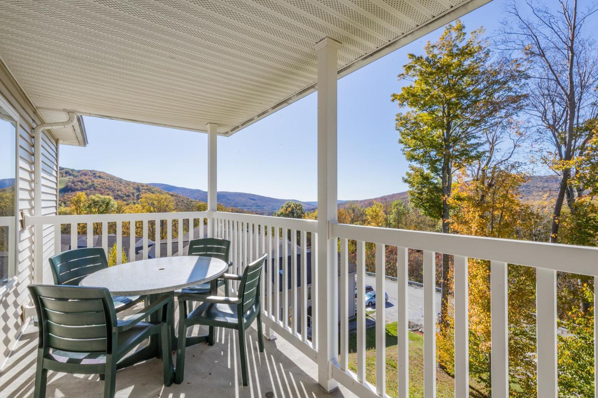 Vacation Village In The Berkshires Ганкок Екстер'єр фото A balcony at the Riverview Apartments