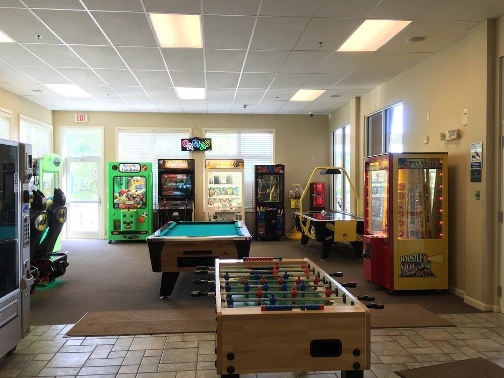Vacation Village In The Berkshires Ганкок Екстер'єр фото The game room at the Student Union