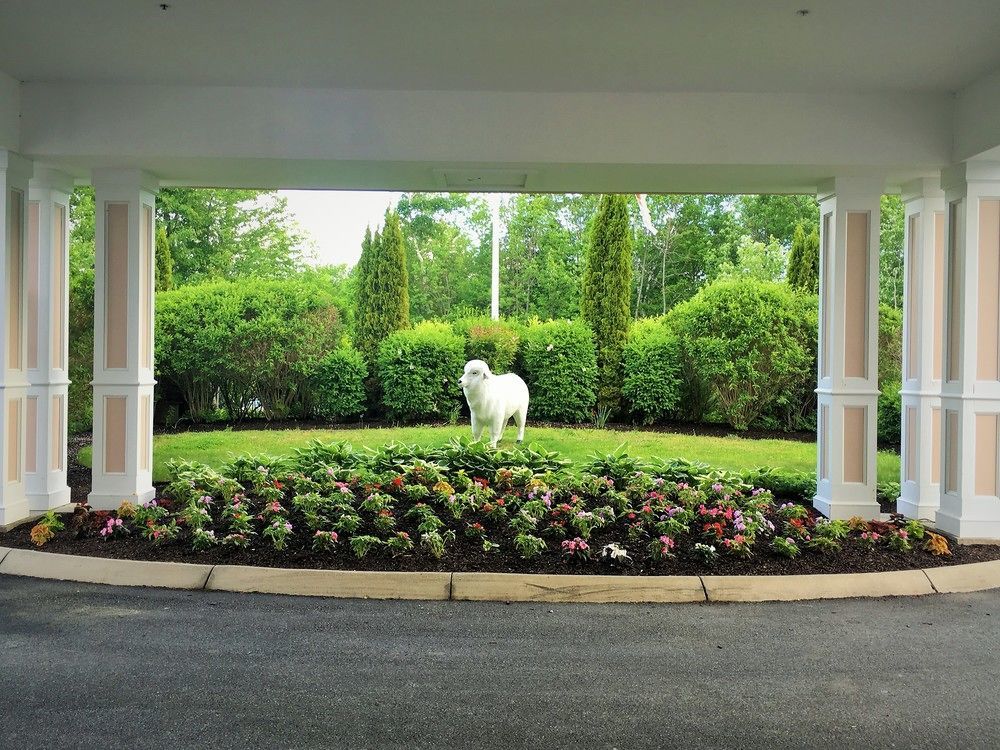 Vacation Village In The Berkshires Ганкок Екстер'єр фото The front entrance of the Inn at the Opera