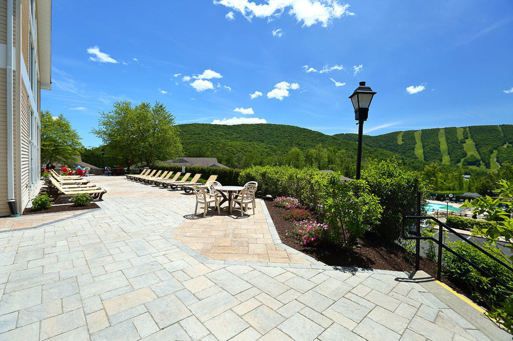 Vacation Village In The Berkshires Ганкок Екстер'єр фото The patio at the Mountain View Grand Resort