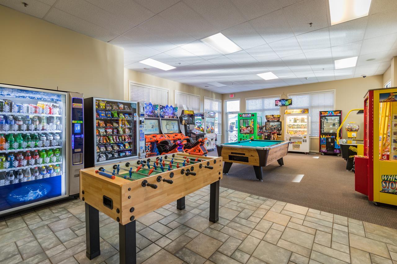 Vacation Village In The Berkshires Ганкок Екстер'єр фото The game room at the station