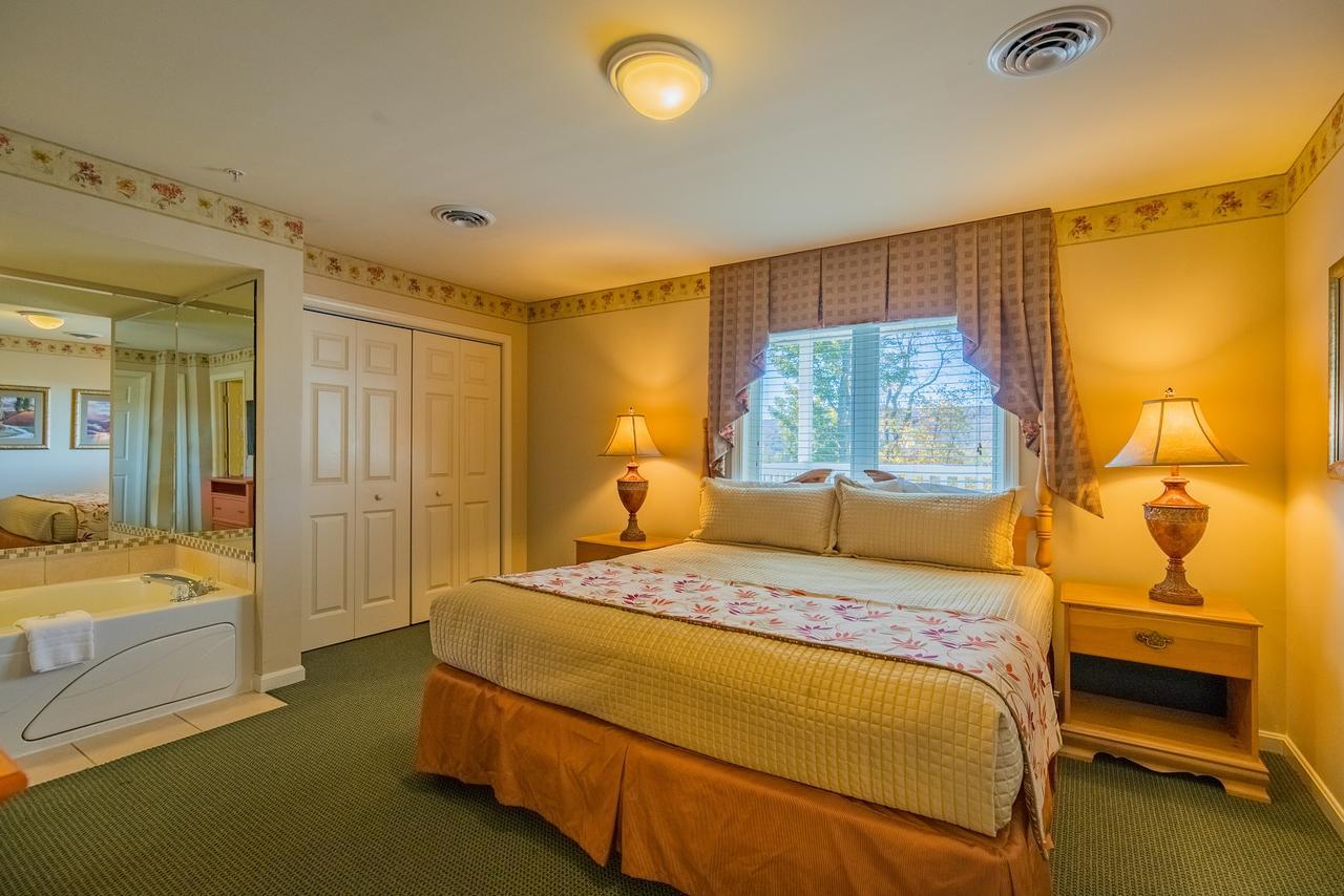 Vacation Village In The Berkshires Ганкок Екстер'єр фото A bedroom at the Inn at the Opera House