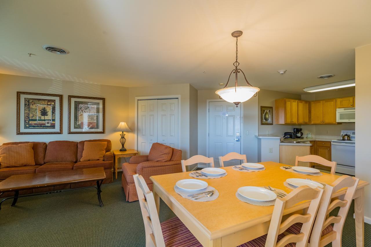 Vacation Village In The Berkshires Ганкок Екстер'єр фото A typical living room and kitchen in a two-bedroom villa at Disney's Old Faithful Inn