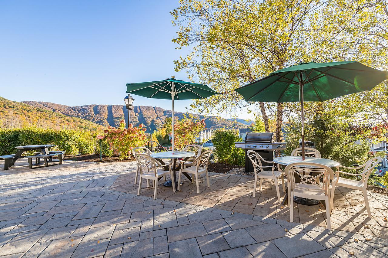 Vacation Village In The Berkshires Ганкок Екстер'єр фото The patio at the lodge